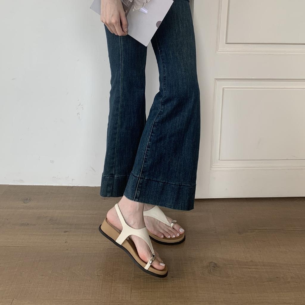 Metal buckle cover toe flat sandals summer 2025 new fashion outer wear temperament beach roman shoes cool slippers