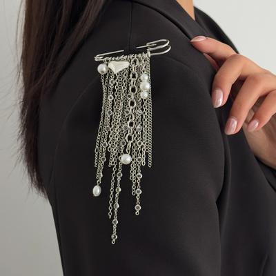 Heart-Shaped Tassel Brooch Pins for Women Pearl Chain Lapel Pin Fashion Jewelry Elegant Decorative Clothing Accessory