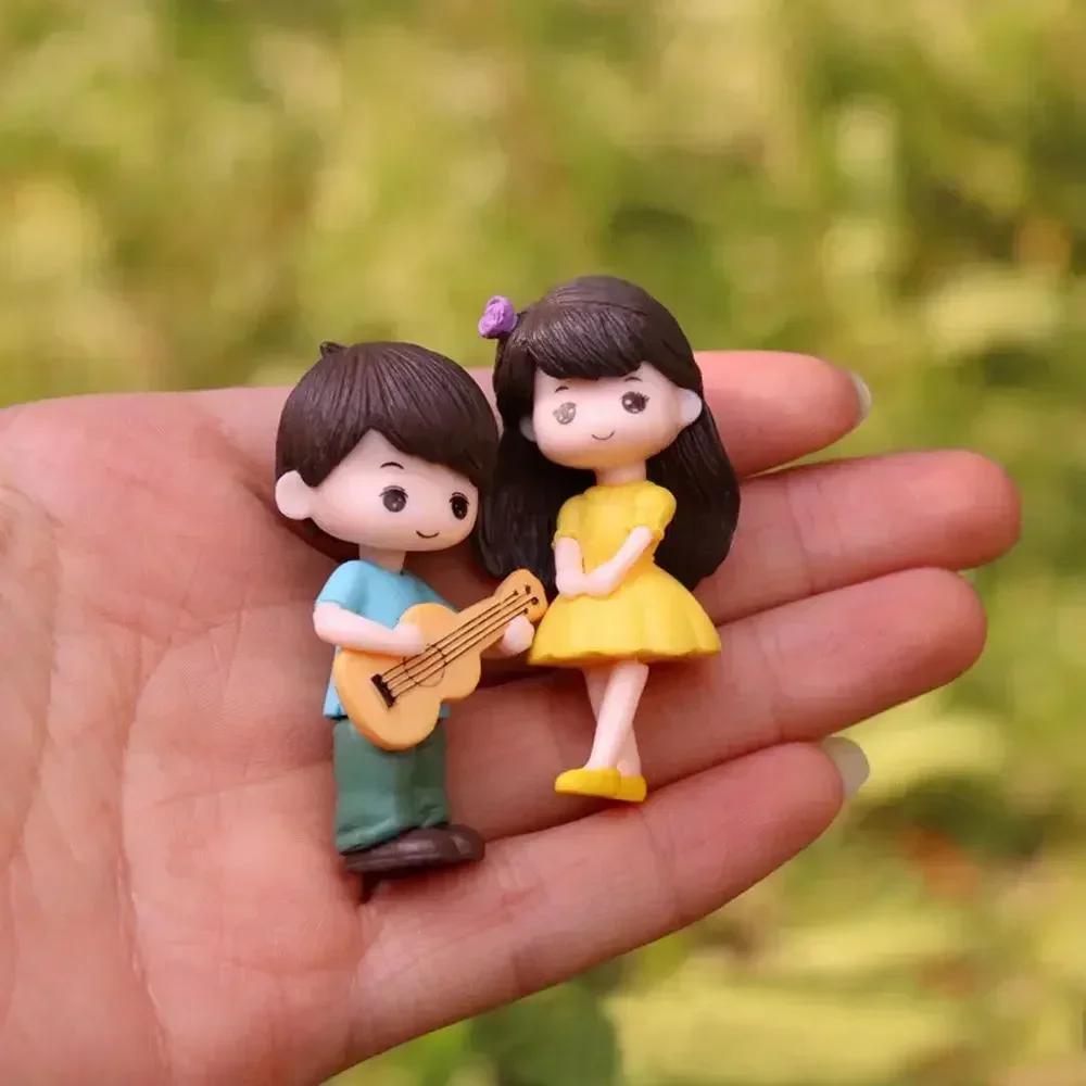 2pcs Mini Boy Girl Guitar Sweet Lovers Couple Figurines Craft Fairy Dolls Valentine's Day Wedding Accessories Home Miniatures