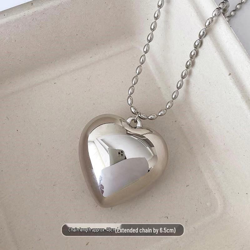 

Регулируемое бархатное колье-чокер с большой металлической подвеской в форме сердца