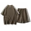 Completo estivo da uomo a due pezzi, largo, a righe, con colletto e maniche corte