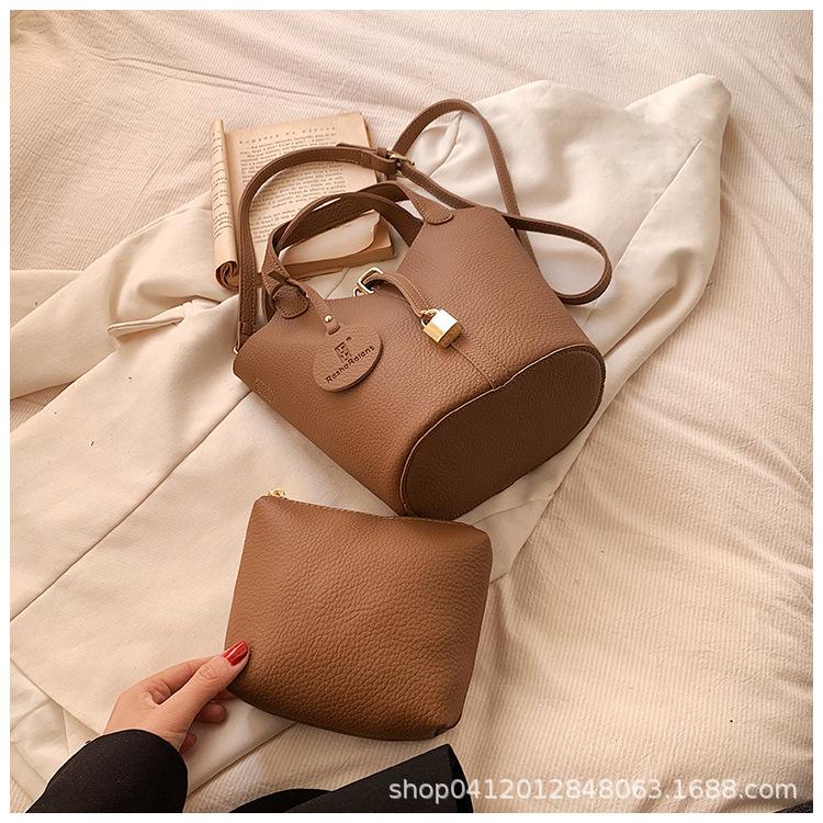Retro Portable Bucket Bag Women's 2025 New Fashion Versatile Messenger Bag Popular Single Shoulder Commuter Bag