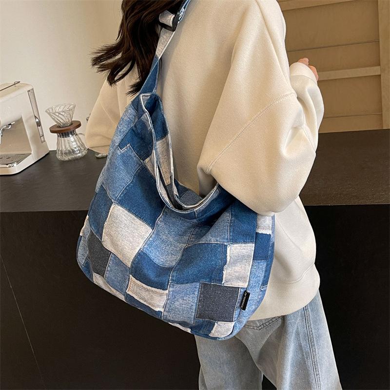 Женская большая вместительная пригородная сумка через плечо — фото 3