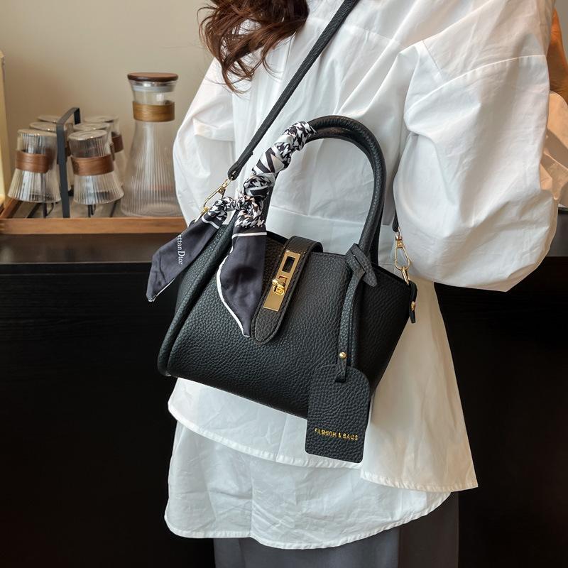 Premium sense retro small bag women's 2025 new spring and summer versatile messenger bag fashion super fire portable bucket bag