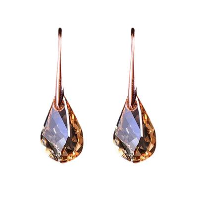 Orecchini alla Moda con Ornamenti in Cristallo Colorato, Brillanti e Semplici nello Stile, Adatti a Tutte le Occasioni. Pendenti per orecchie.