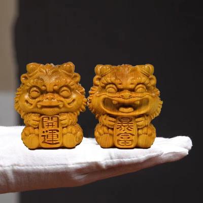 Madeira Maciça Natural Feng Shui Pequeno Leão Estátua Mini da Sorte Decorações Fofas para Casa, Quarto, Escritório, Carro Mascote em Destaque Um par
