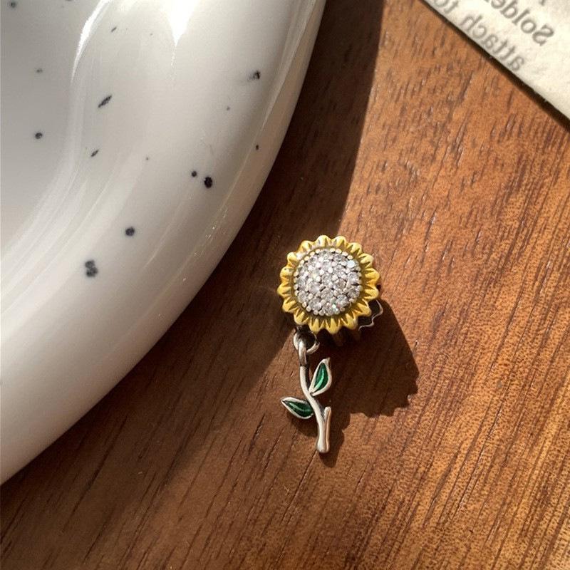 Korean Retro Sunflower Necklace: Women s Fashion Pendant Clavicle & Sweater Chain