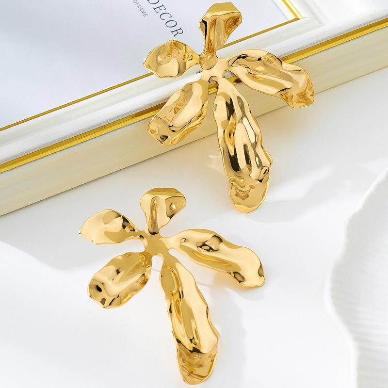 Exaggerated Metal Flowers Irregular Stud Earrings for Women Elegant Gold Color Floral Earrings with Temperament Vacation Jewelry
