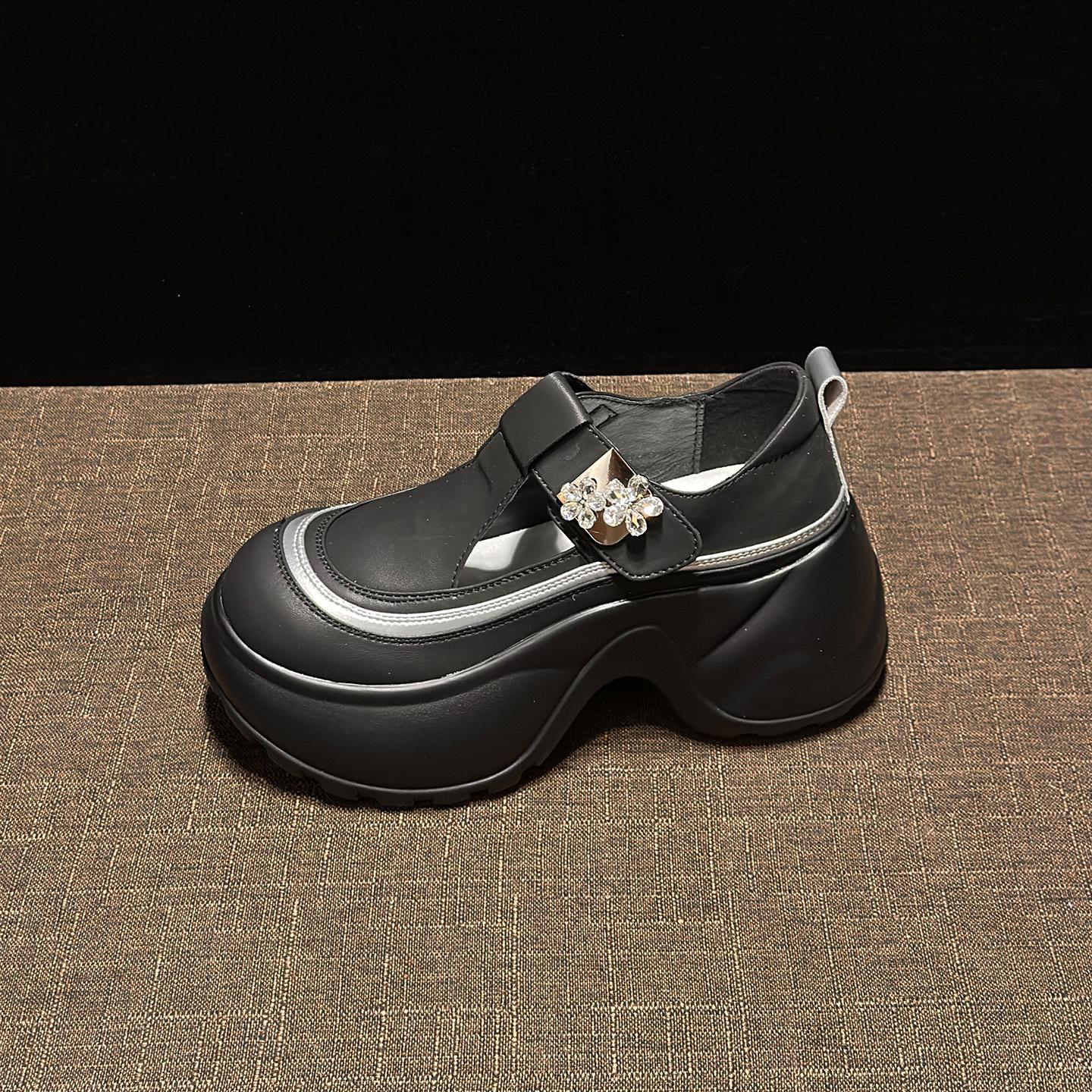 

Мягкая кожа толстая подошва увеличивающая рост кожаная поверхность туфли-одинарки осенью 2025 новые дышащие на танкетке повседневные полые белые туфли женские ш 40 чёрный