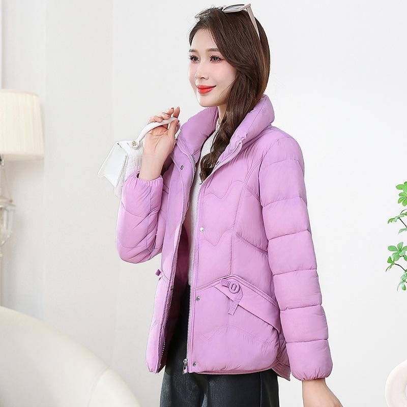 

Женская короткая одежда с пуховым хлопковым наполнителем, новые маленькие хлопковые куртки, теплые куртки больших размеров, свободная и тонкая одежда с хлопковым наполнителем. 4XL (138-76.5 kg) фиолетовый