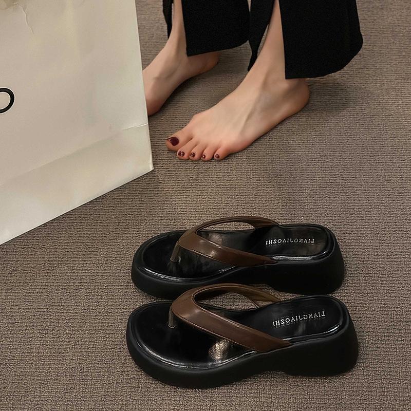 

Тапочки женская летняя одежда мода 2025 новый французский вечерний ветер ниша высококачественные шлепанцы с толстой подошвой маффин сандалии 39 коричневый