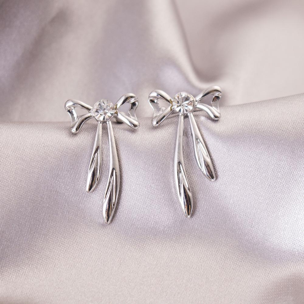 Elegant Clip-On Triangle Earrings for Non-Pierced Ears - Versatile, Light Luxury for Everyday Wear.