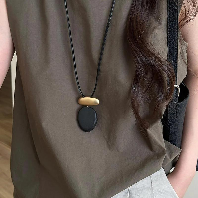 Vintage Ovales Hölzernes Y2K Anhänger Halskette für Damen Minimalistischer Mattes Metall Block Verstellbare Leder Kordel Pullover Kette Schmuck
