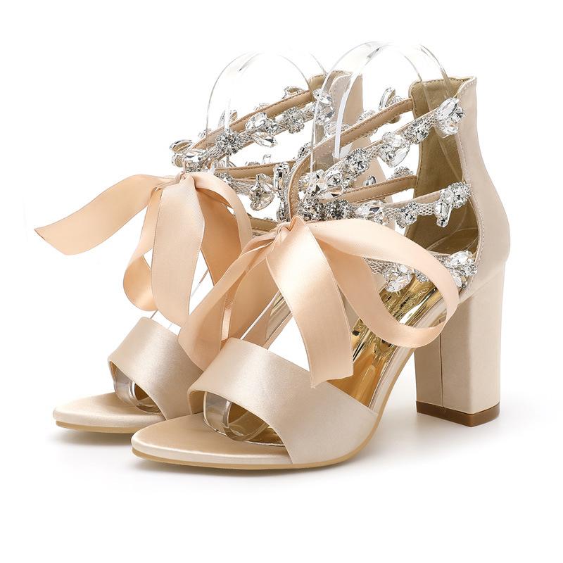 

Европейские и американские женские сандалии большого размера на толстом каблуке, однословные, атласные, со стразами, на высоком каблуке, на шнуровке, с бантом, белые со стразами, женская обувь 43 34