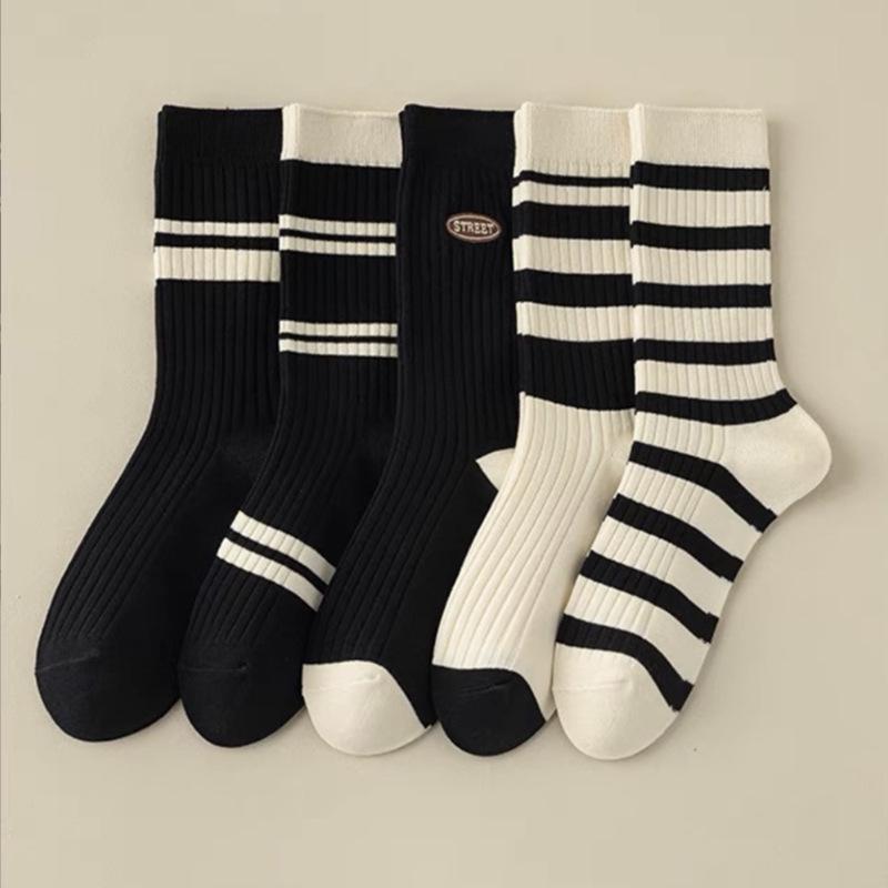 "Maillard Mid-Tube Pile Socks for Men and Women - Coffee & Black Contrast, Perfect All-Match for Autumn and Winter."