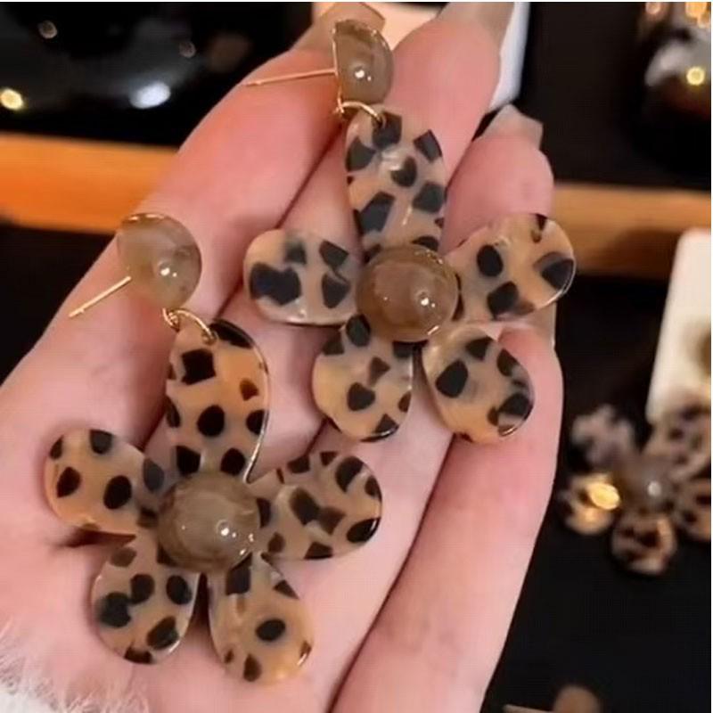 Korean Style Versatile Ombre Leopard Print Flower Stud Earrings - Exaggerated, Stunning Design for Women, No Piercing Needed