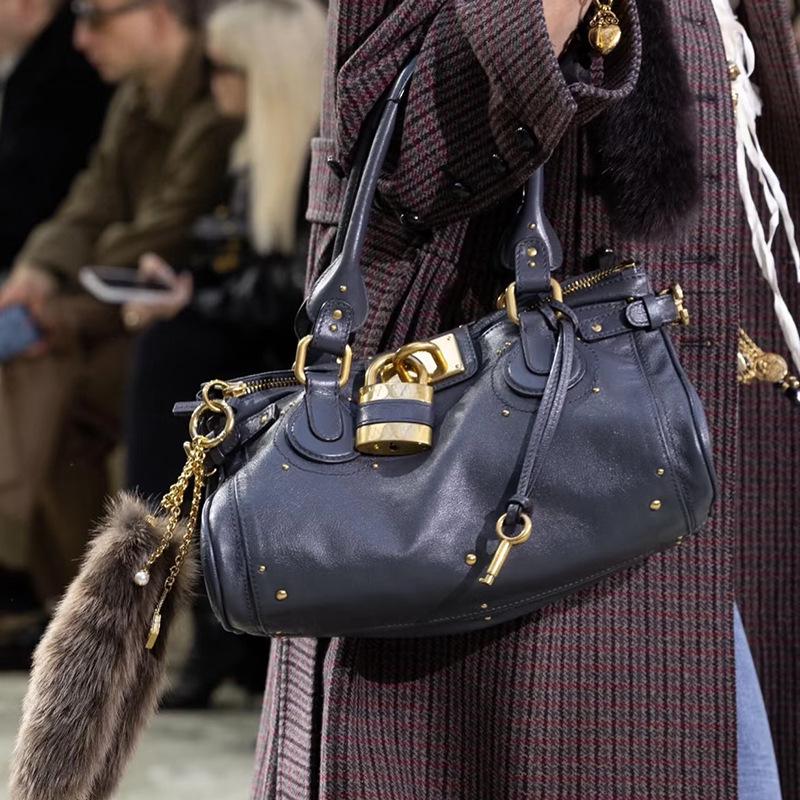2025 Autumn-Winter Trendy Retro Women's Rivet Shoulder & Underarm Handbag