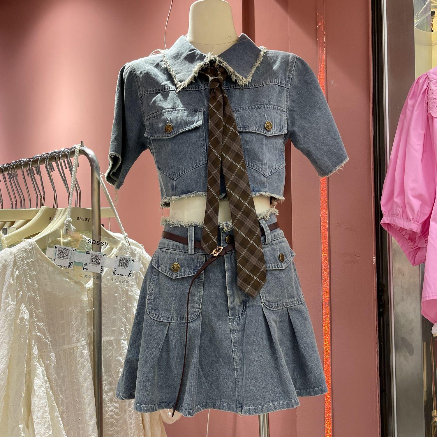 

Летний комплект из джинсовой юбки и куртки в стиле ретро для женщин 2024 года — большой размер, бросающий вызов возрасту 3XL