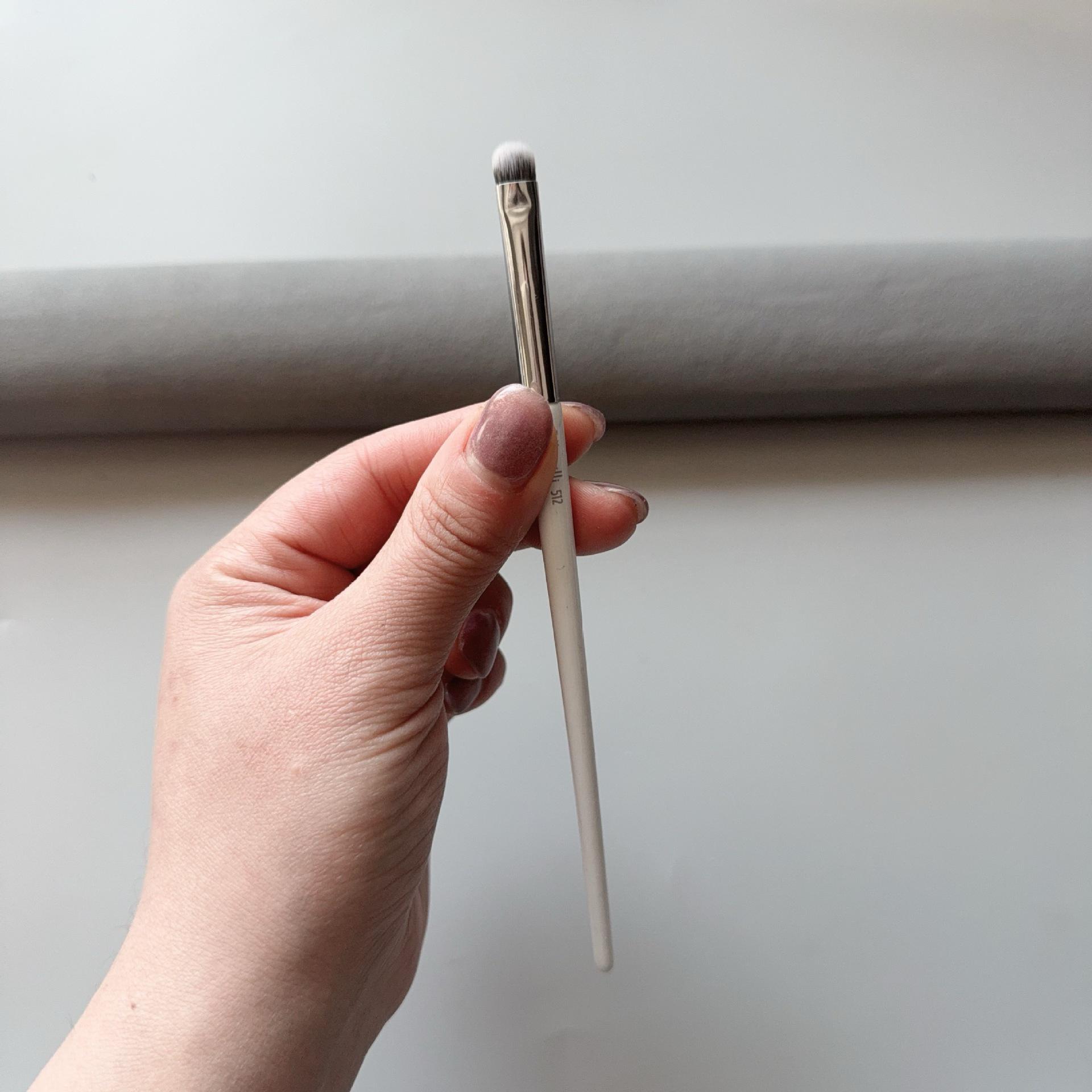 

Wang Feifei’s Recommended New Filli Makeup Brushes: Eyeshadow, Concealer, Powder, and Contour Brushes in White