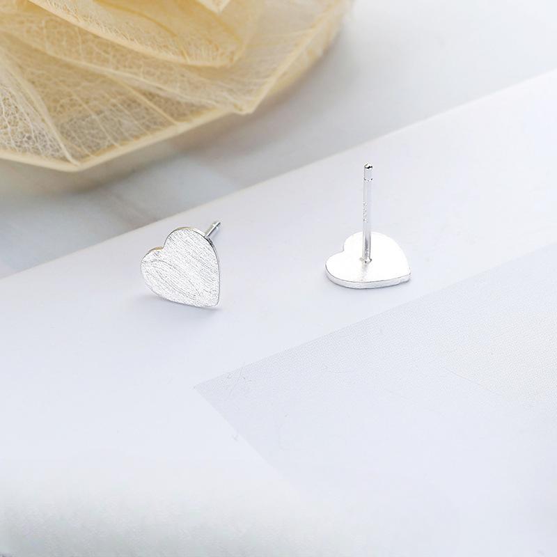 Boucles d'oreilles brossées Love, votre sens du design de niche simple, tempérament de bague en forme de cœur, boucles d'oreilles vent froid.