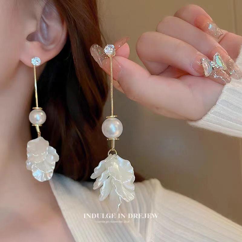 French Vintage Shell Pearl Petal Fringed Earrings Female Accessible Luxury Fancy Long High Profile Ear Studs Earrings