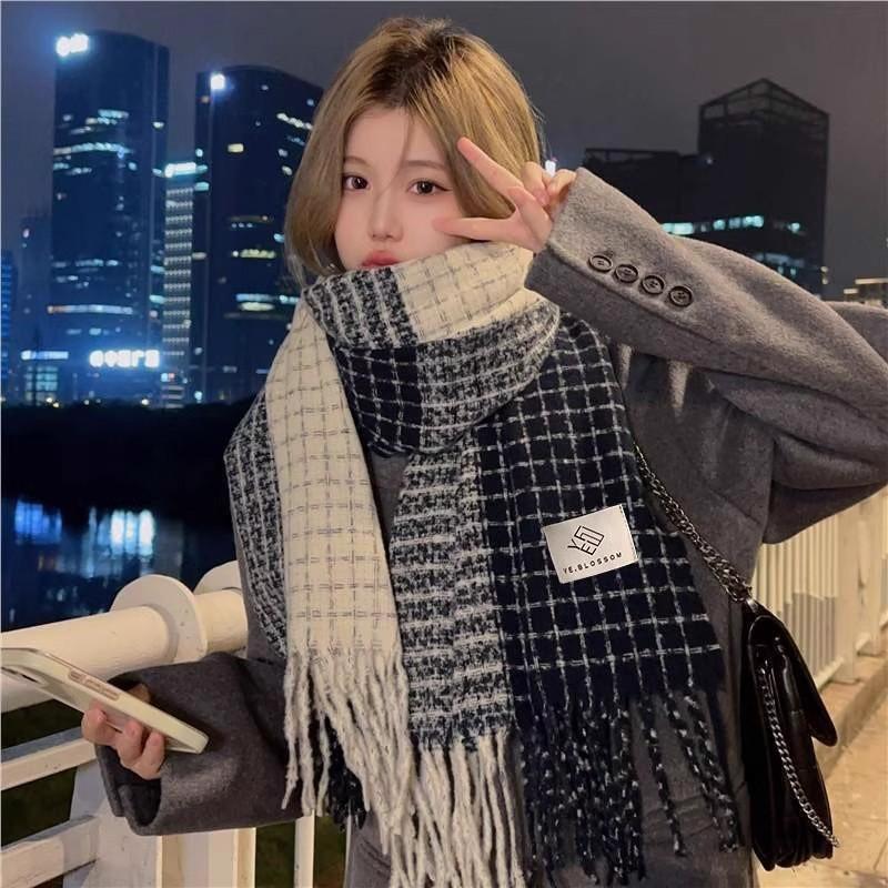 Christmas atmosphere New Year's red plaid scarf Women's winter versatile thickened senior sense Student warm scarf
