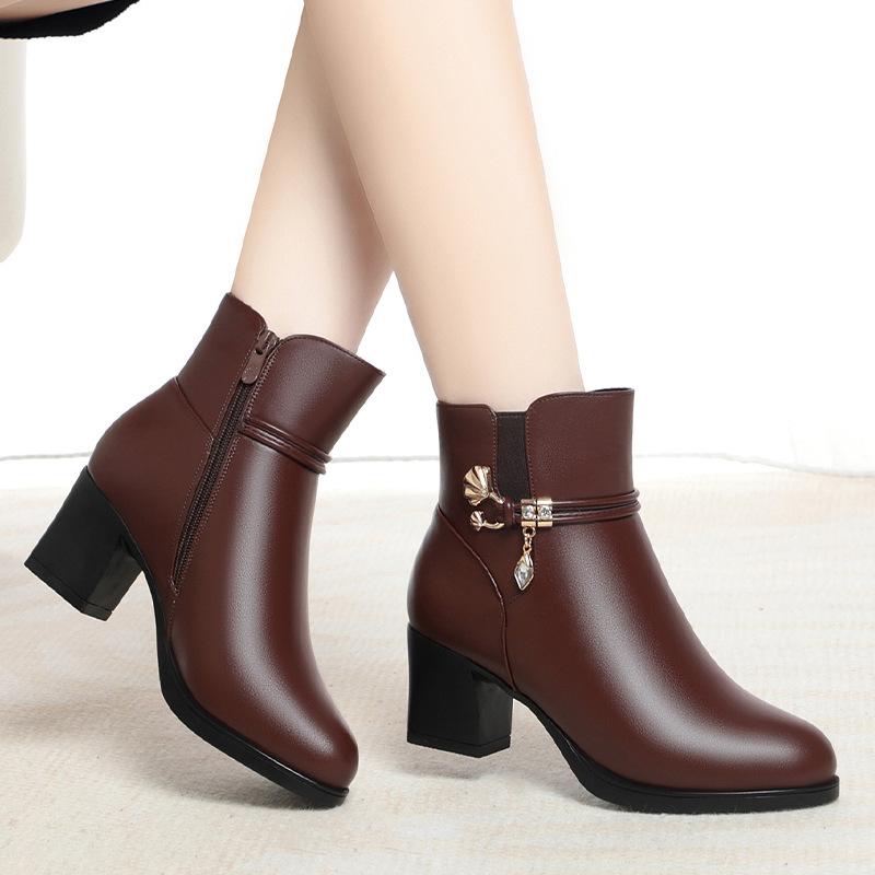 Mom Shoes Winter Short Boots, New    and Elderly Women's Shoes Fleece Warm Leather Shoes Medium Heel Thick Heel Soft Leather Cotton Shoes