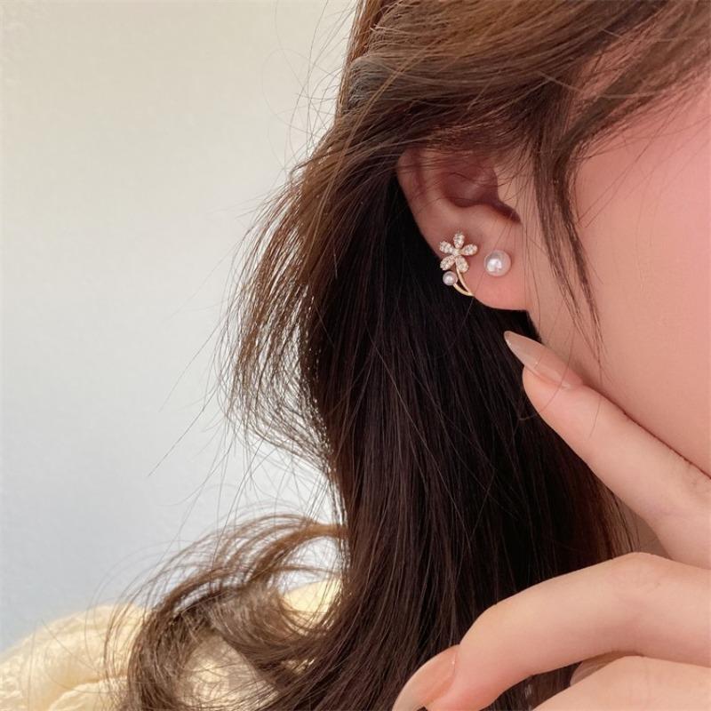 Niche Design Sense Pearl Flower Earrings New Trendy Light Luxury Small Earrings