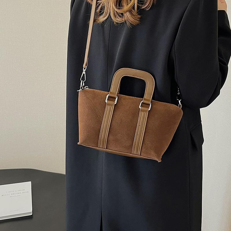 

Винтажная женская сумка с леопардовым принтом, новинка 2025 года, модная нишевая супер-огненная сумка через плечо 27*10*15 коричневый