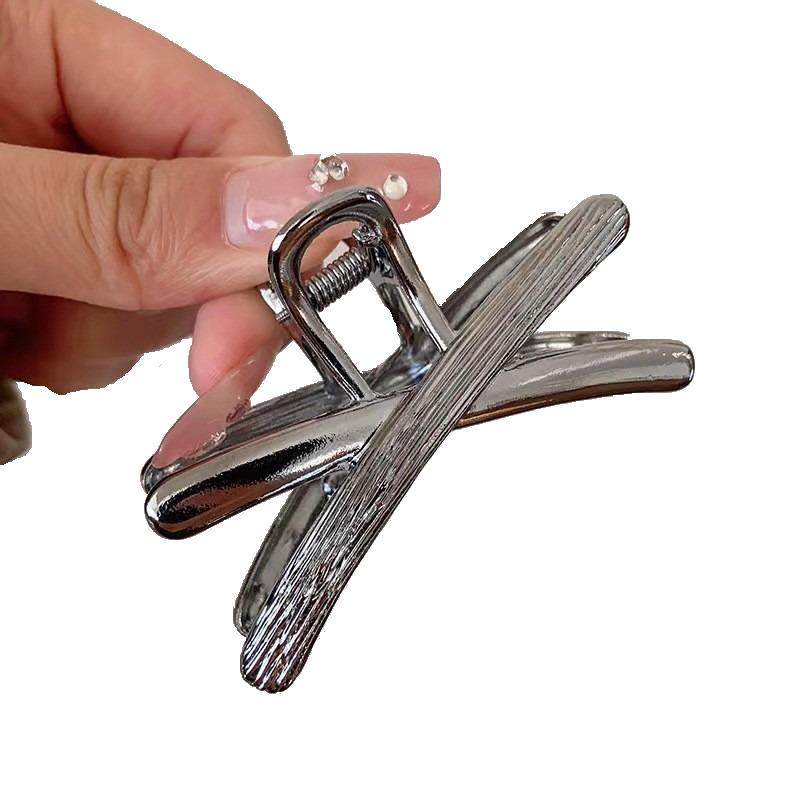 Geometric Sweet Shark Clip: Korean-Style Hair Claw with Auspicious Clouds Design for Chic Updos