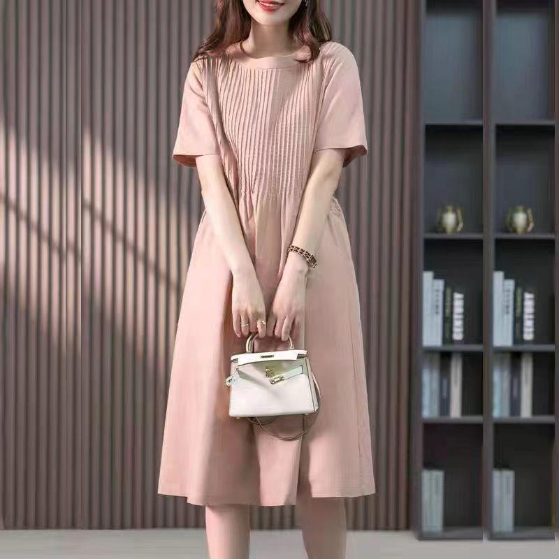 Šaty střední délky z bavlny a lnu v korejském stylu s volnými harmonikovými sklady, léto 2023 - Zeštíhlující design s krátkým rukávem pro ženy
