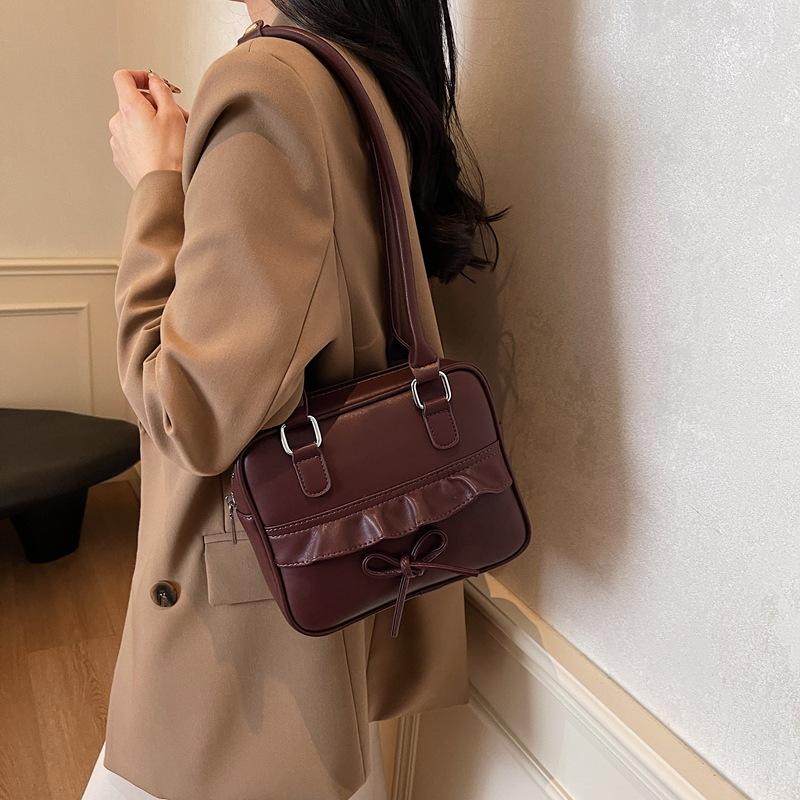 

Корейская нишевая дизайнерская сумочка женская 2025 новая модная сумка-багет с бантом, маленькая квадратная сумка для поездок на работу, на плечо, подмышку 21*7*18