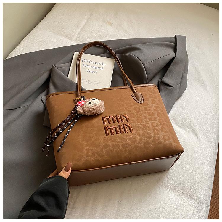 

2025 new handbag bag women s large-capacity shoulder bag tote bag commuter bag hand-held underarm bag trend коричневий