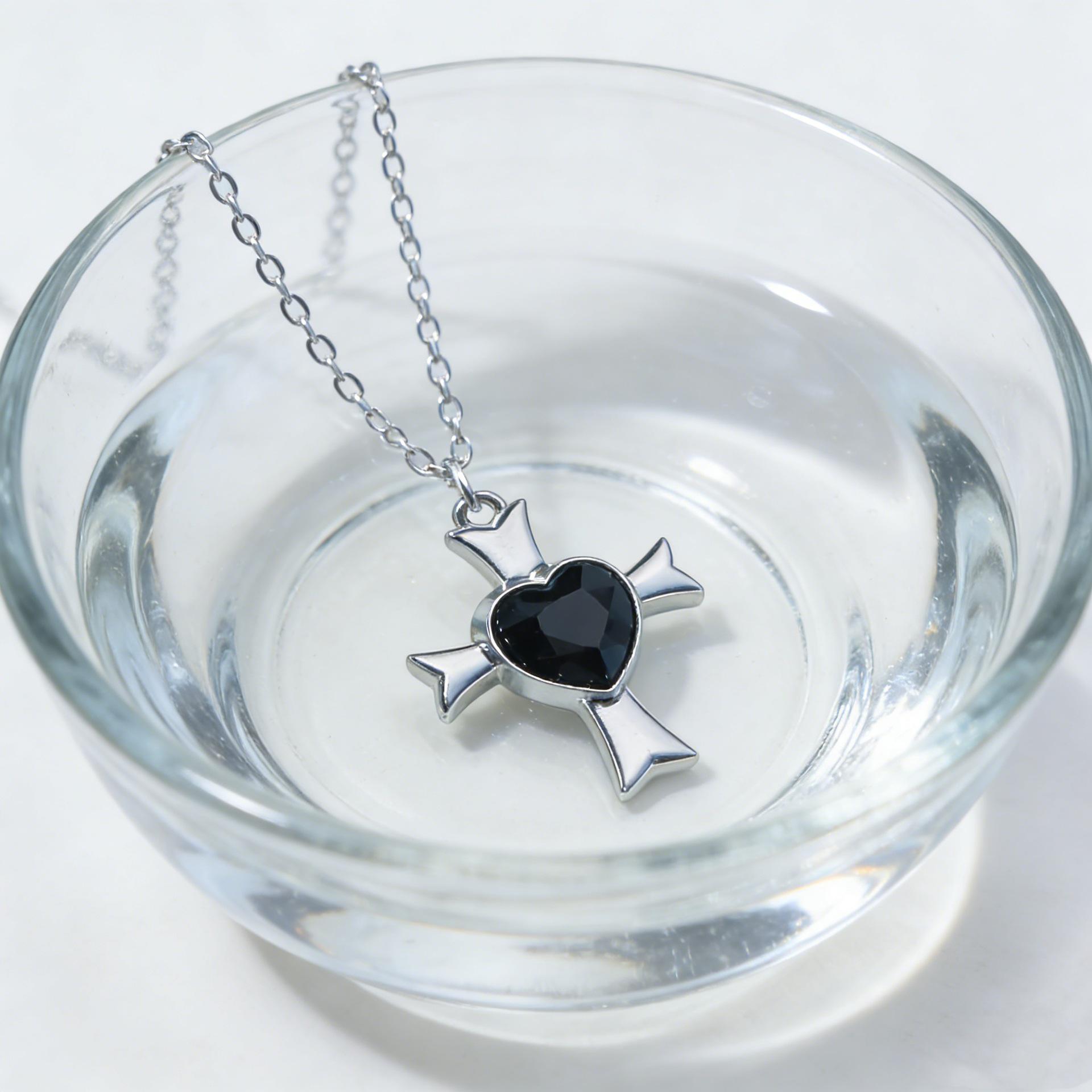 European & American Black Heart Clavicle Cross Necklace - Bestselling Fashion Accessory чёрный/алмаз