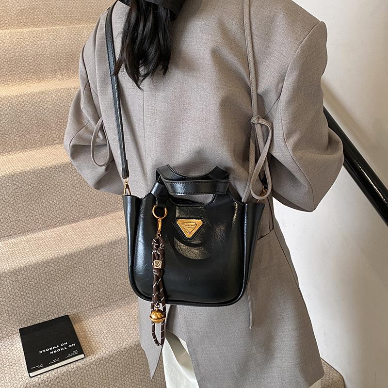 Retro trend shoulder bag 2025 new women's bag messenger bag solid color bucket bag underarm bag portable