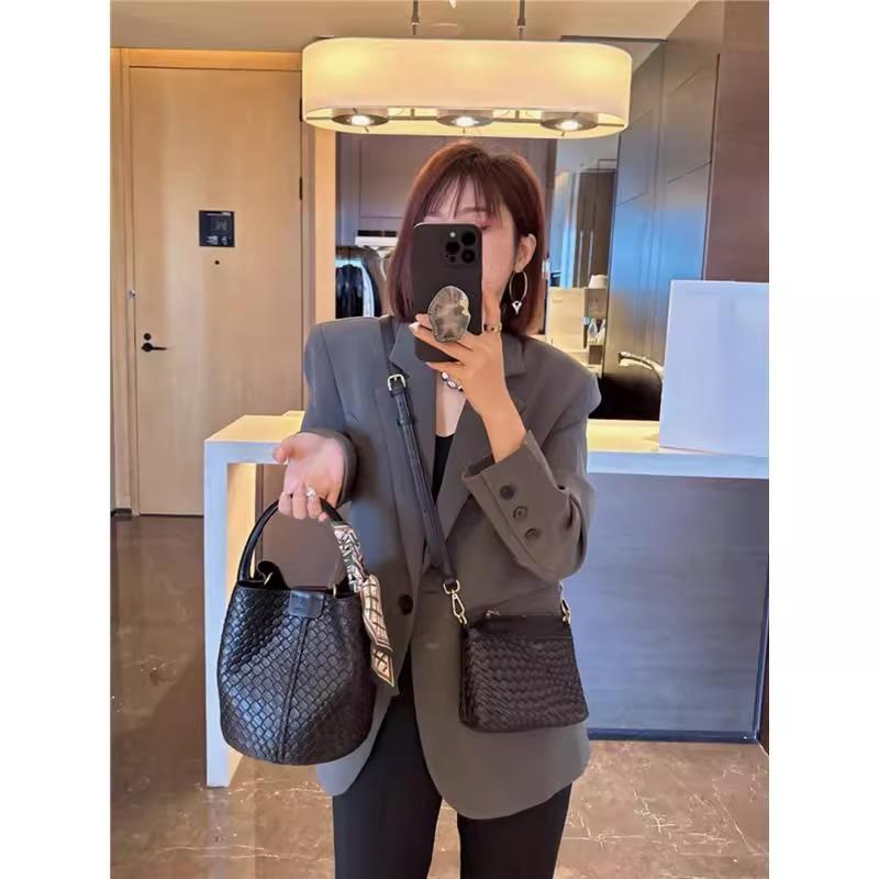 Woven Bucket Bag, A Stylish and Versatile Women's Handbag, Is A Single-shoulder Crossbody Bag