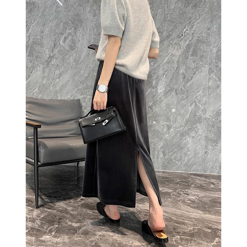 Retro podzimní/zimní černá sametová midi sukně s vysokým pasem a rozparkem - Slim Bodycon střih