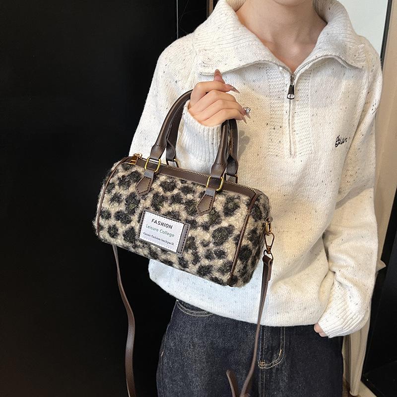 

Версия высокого качества модная женская осенне-зимняя новая трендовая шерстяная сумка-подушка в клетку на плечо кроссбоди 22*8.5*14 хаки