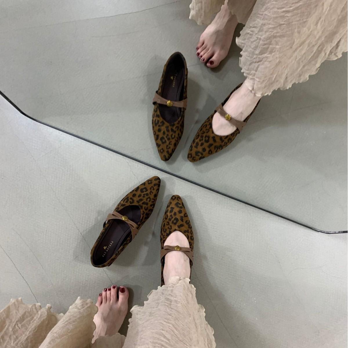 

2025 autumn and winter new pointed suede bow leopard print word with shallow mouth soft sole Doudou women s single shoes 39 леопардовый