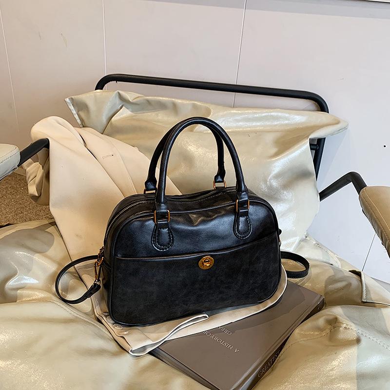

Large capacity retro handbag women s new autumn and winter versatile fashion shoulder messenger bag pillow bag