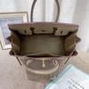 Borsa a tracolla da donna in pelle di vacchetta pressata effetto coccodrillo verniciata platino con tracolle per pendolari di grande capacità fonte
