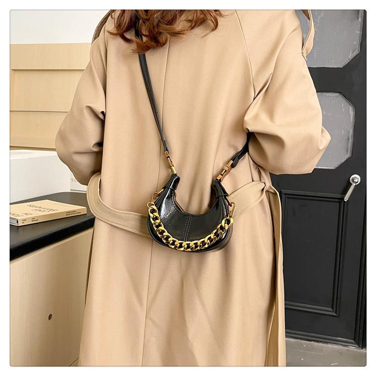 Autumn and winter new mini crescent bag, retro oily charm!