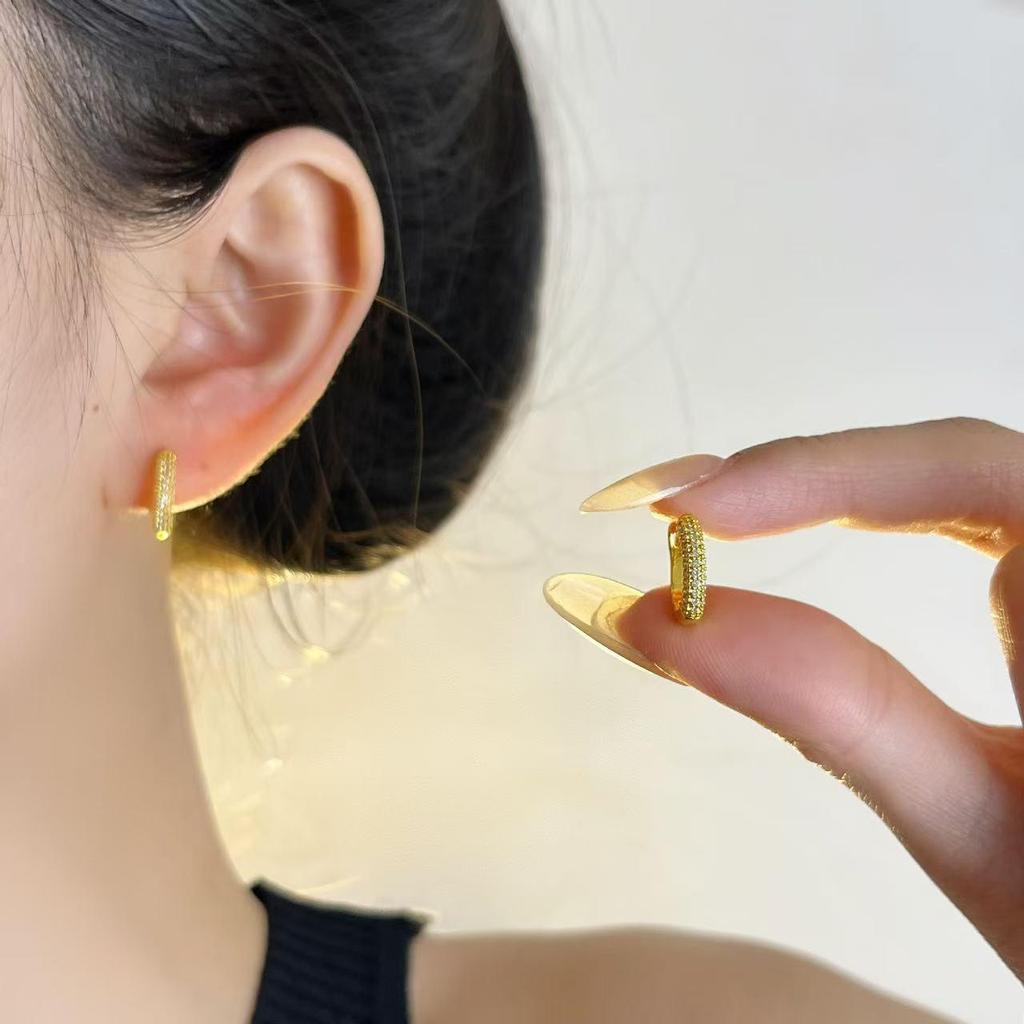 Dazzling S925 Zircon Stud Earrings: Women's Simple Mori Style, Versatile Luxe Fashion with Screw Back Design.