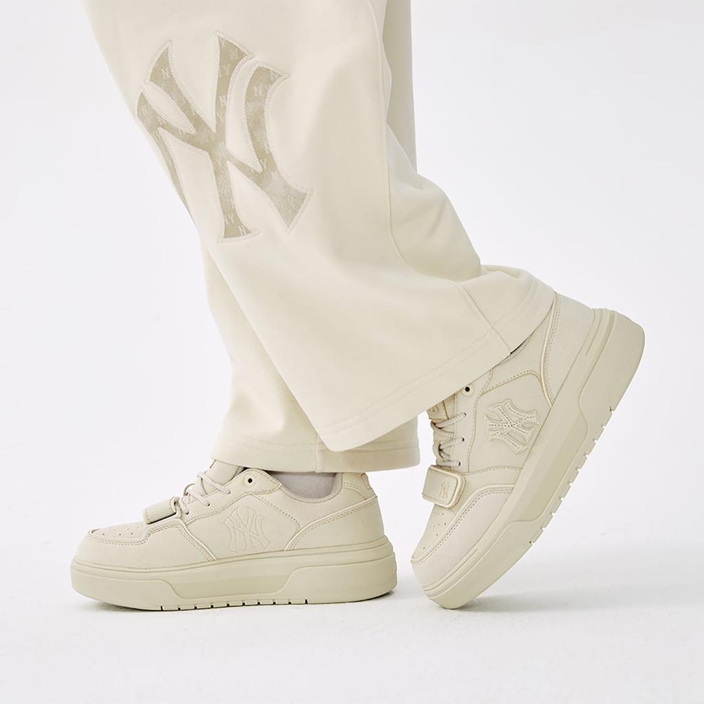 MLB New York Yankees Synthetic Leather Slip Resistant Abrasion Resistant Low top Casual Shoes Unisex Ivory 3ASXP015N-50CRS