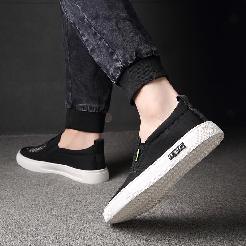 Korean Style Men's Trendy Loafers: Breathable Mesh, Embroidery, Slip-on Casual Shoes for Spring & Autumn.
