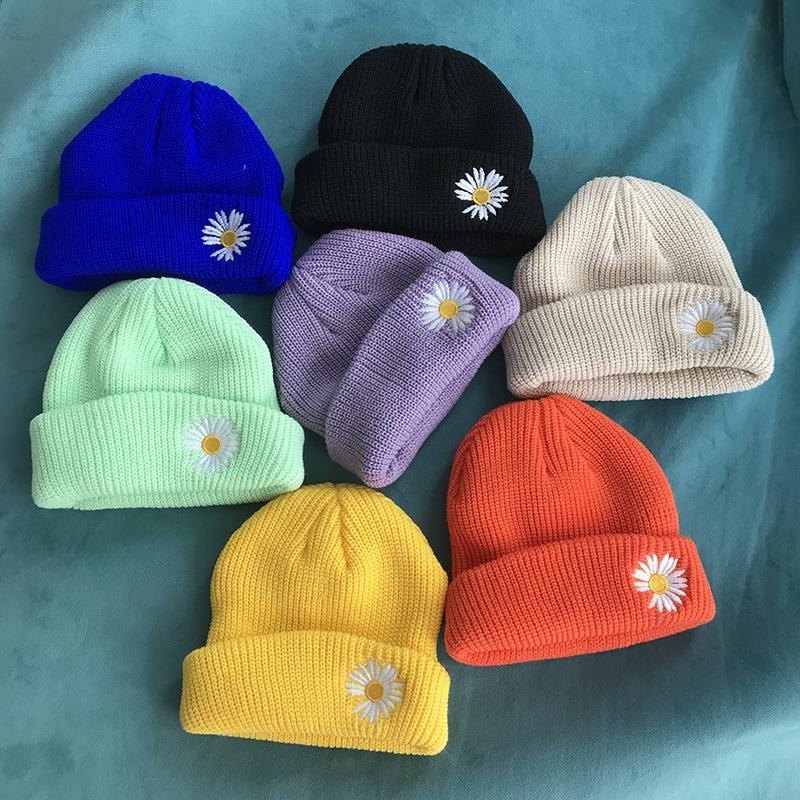 

Autumn and winter GD small daisy wool knitted hat cold hat melon fur hat versatile children s cute trendy hat parent-child hat oversized elastic 3 years old to adult синій