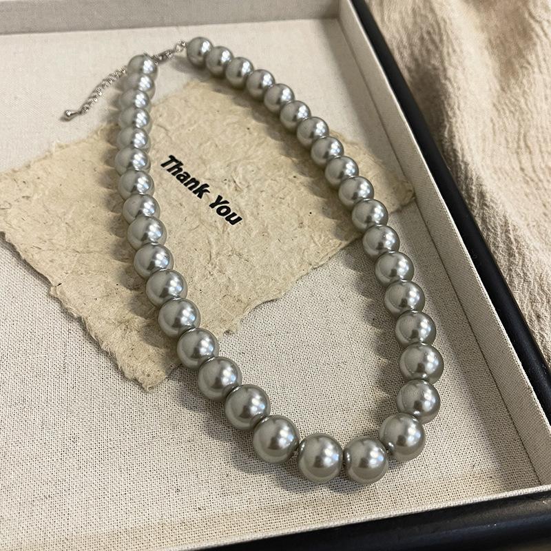 Collier de Perles de Verre pour Femmes, Convient pour l'Automne et l'Hiver, avec une Chaîne pour Pull, Un Élégant Collier de Perles pour le Cou.