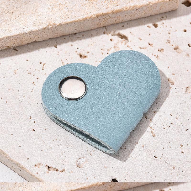 Kožený organizér na kabely a sluchátka ve tvaru srdce