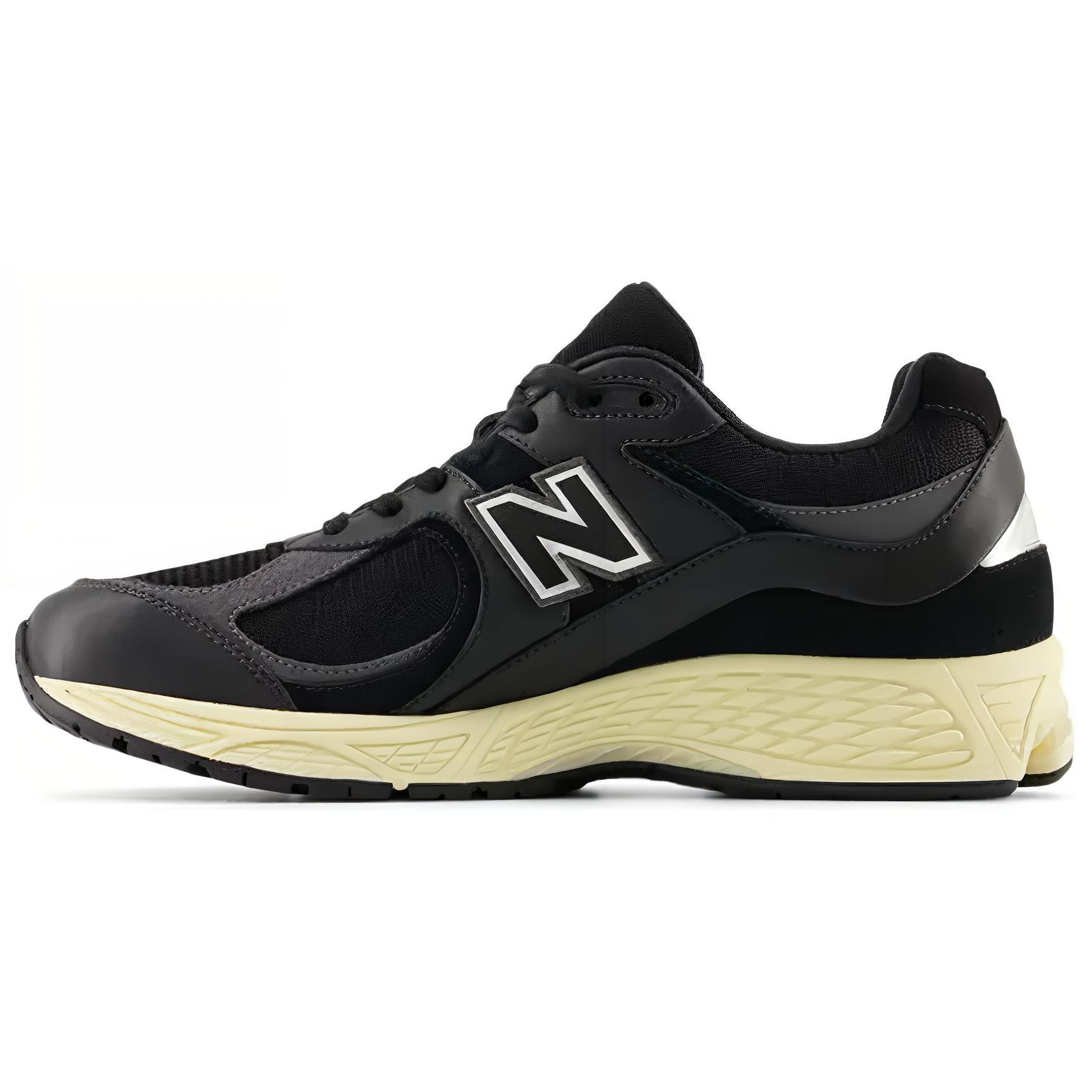 

New Balance 2002R Black Vintage 42
