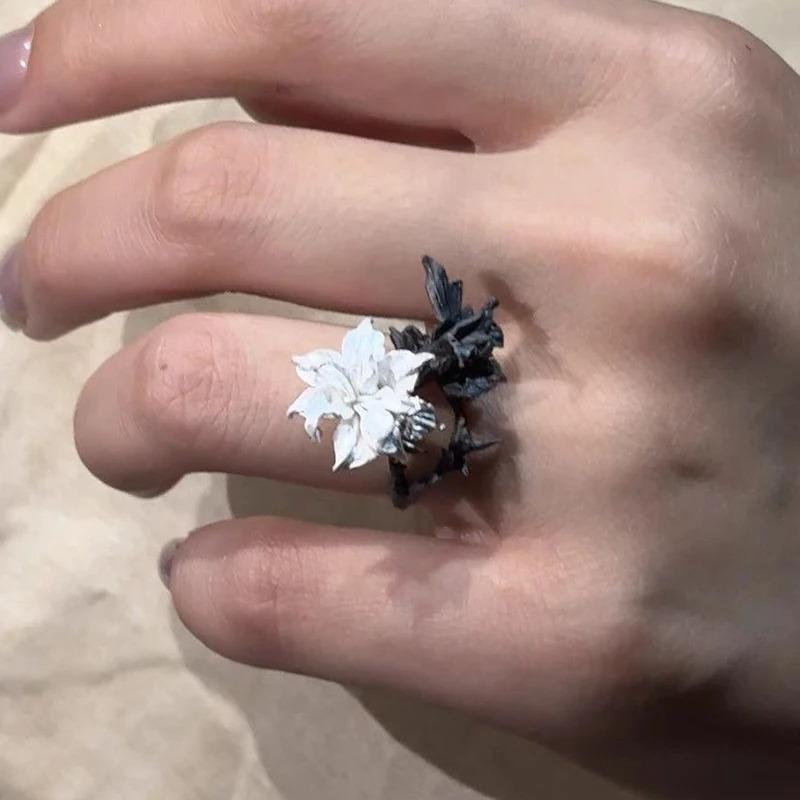 Mandala Flower Exquisite Black and White Ring for Women Personality Metal Punk Party Finger Ring Fashion Jewelry Accessories